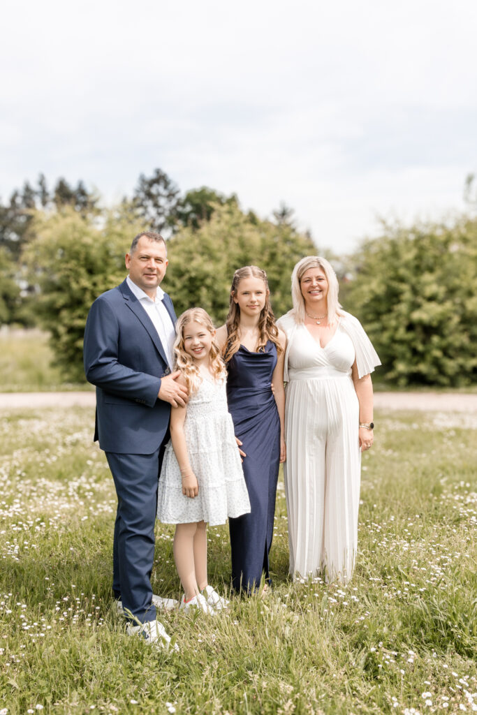Tamara hat die Konfirmation meiner Tochter begleitet. Sie macht das einfach super. Mit ihrer herzlichen und lockeren Art sind so tolle Bilder entstanden. Man schaut sie sich unglaublich gerne an und erinnert sich an den Tag zurück. Vielen lieben Dank. Würde sie jederzeit wieder buchen